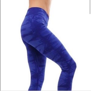 Small Nux ankle length leggings.